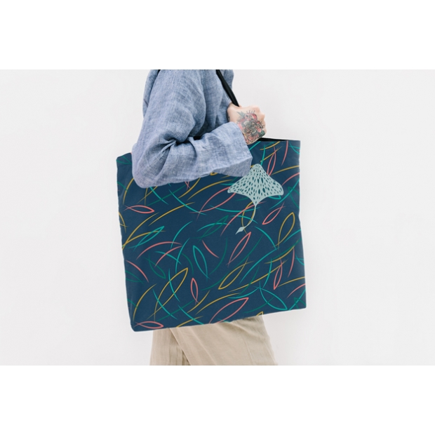 環保購物袋,可使用回收保特瓶、魚網等再生材料製作,友善環境重覆使用